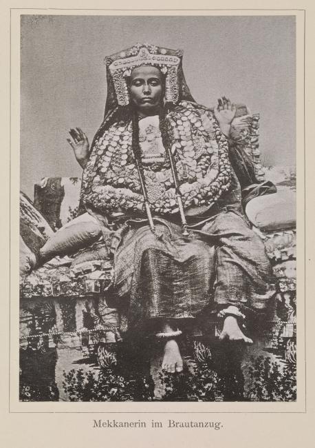 &quot;Mekkanerin im Brautanzug&quot; [امرأة مَكّية في زي العُرس] تصوير السيد عبد الغفار ١٨٨٧-١٨٨٨. 1781.b.6/59، ص.ج‎-‎و‎‎٢‎٧