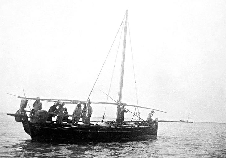 A pearling dhow and crew off the coast of Bahrain, 1911. User: Muharraq Forever / Wikimedia Commons / Public Domain
