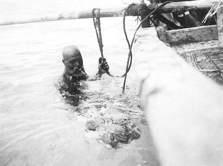A pearl diver prepares to search for oysters on the pearl banks off Bahrain, 1911. User: Muharraq Forever / Wikimedia Commons / Public Domain