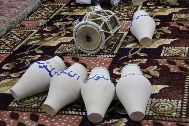 Baḥri ṭabl drum and jaḥla clay pots in Qatar - photograph Rolf Killius