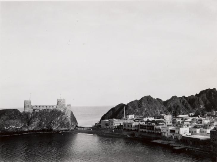 Photograph of Muscat showing Jiwani Fort on the left and the British Political Agency on the right, February 1940. IOR/L/PS/12/3940, f. 25r