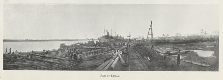صورة فوتوغرافية تُظهر عمليات إنشاء بجانب خط سكة حديد في ميناء البصرة، ١٩١٩. IOR/L/PS/20/35، ص. ٢٤و