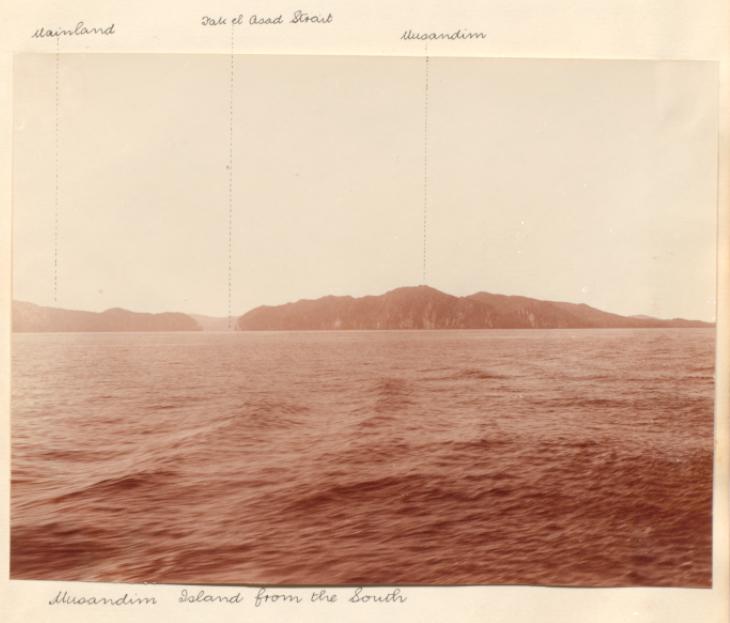 صورة لجزيرة مسندم من ناحية الجنوب، التقطها ماليسون، ١٩٠٦. IOR/L/PS/20/C260، ص. ٥٠و