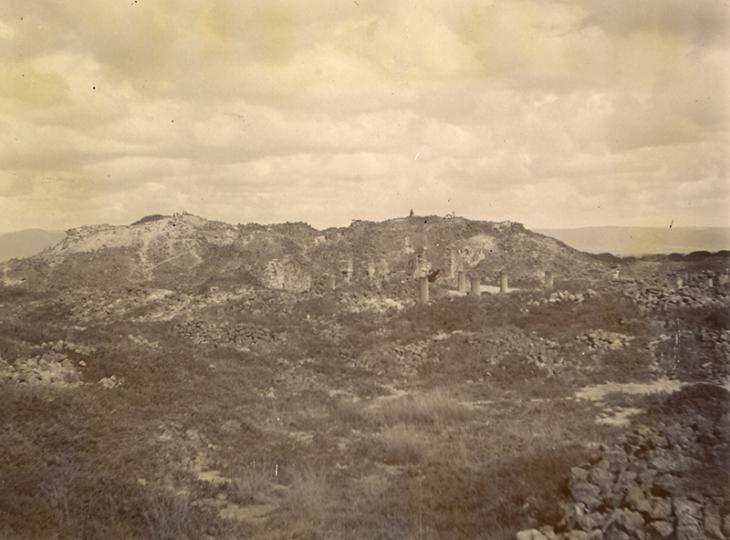 ‘View of Al Bilad fort from the south, Samhan hills in the background, a mosque in front’ c. 1907. IOR/R/15/1/397, f. 51