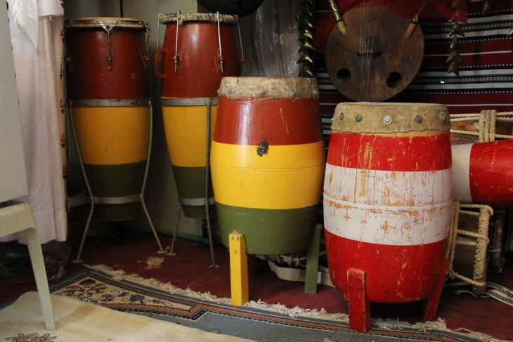 Laywa drums and ṭanbūra lyre in Kuwait - photograph Rolf Killius