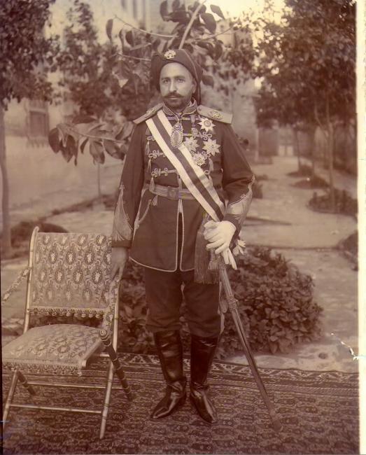Shaikh Khaz’al bin Jābir bin Mirdāw al-Ka‘bī wearing military uniform and honours bestowed on him by both the British and Persian Governments. Public Domain