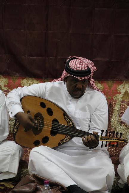The singer Mubarak Johar al-Doseri performs ṣawt at Khalid Jorhar’s majlis in Doha in December 2013. Image: author’s own