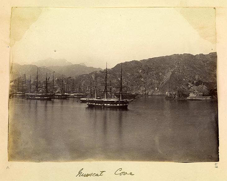 منظر خليج صغير في مسقط يظهر من خلاله أسطول للبحرية البريطانية. Photo 355/1/47