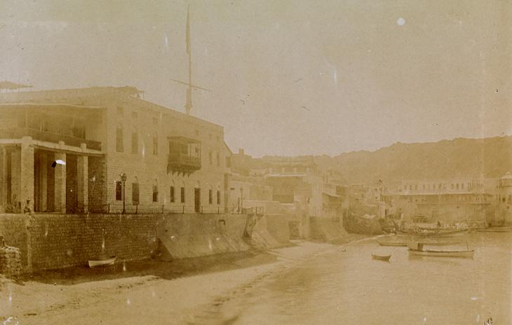 صورة للقنصلية البريطانية في مسقط، التقطها آرثر ألكسندر كروكشانك في ٣١ أكتوبر ١٩٠٠. Photo 430/8/3
