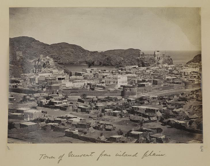 صورة فوتوغرافية لمدينة مسقط من أواخر القرن التاسع عشر. Photo 355/1(44)، ص. ١و