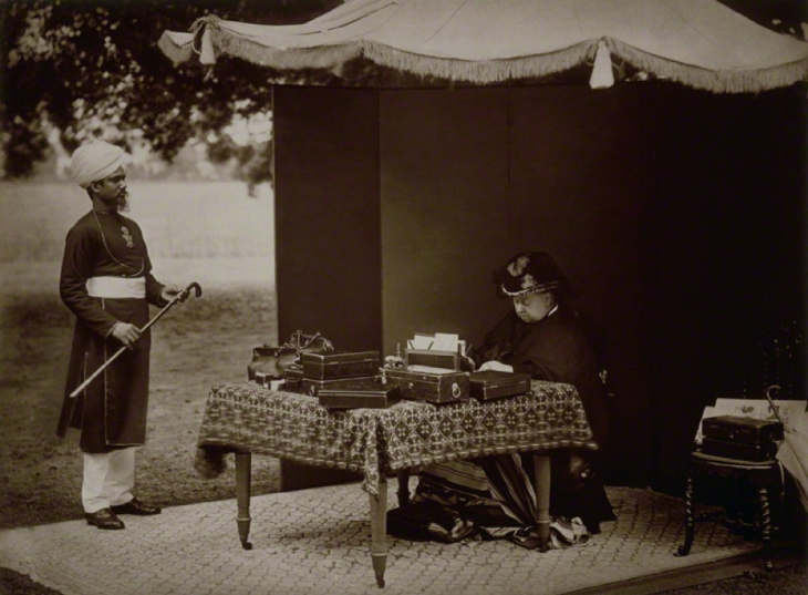 	حافظ عبد الكريم؛ الملكة فيكتوريا، طبعة كربون من هيلز وسوندرز، يوليو ١٨٩٣. بإذن من: ناشونال بورتريت جاليري، لندن