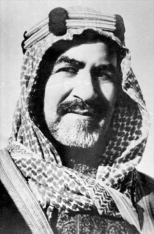 الشيخ أحمد الجابر الصباح (١٨٨٥–١٩٥٠) في وقت متأخر من حياته. حكم الشيخ أحمد الصباح الكويت من ١٩٢١ وحتى وفاته. الصورة ملك ويكي كومنز.