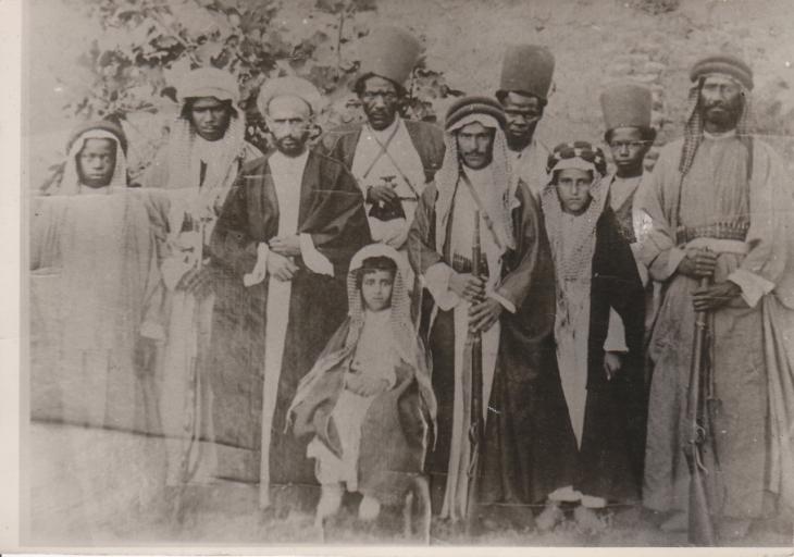 الشيخ عبد الله في طفولته (جالسًا في الوسط) مع عددٍ من الحرس (الفداوية)، ١٩٠٨. (ملكية عامة)