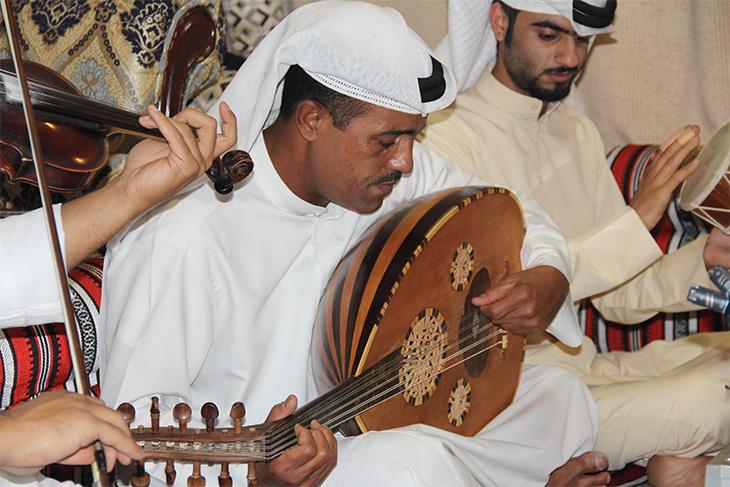 An oud player at a performance of Ṣawt music in Kuwait, May 2014. Image: author’s own