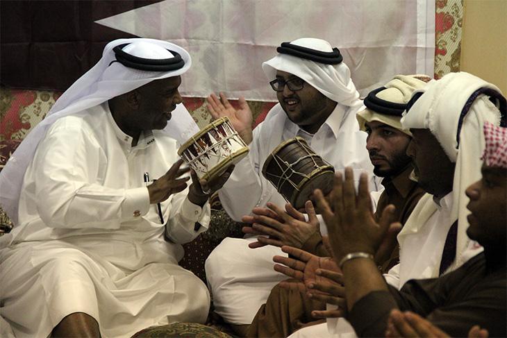موسيقيون يعزفون الصوت في قطر، ديسمبر ٢٠١٣. الصورة: ملك الكاتب.