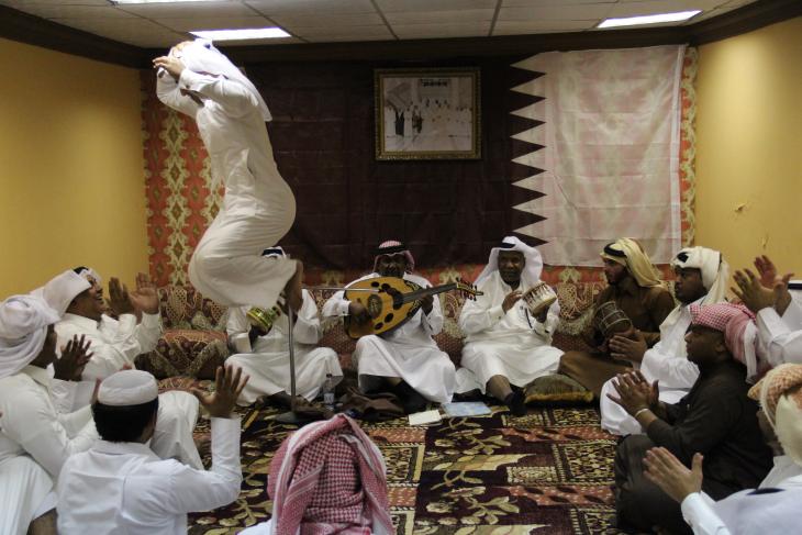 موسيقى الصوت ورقصة الزفان، مع العود وطبل المرواس في دولة قطر - تصوير رولف كيليوس